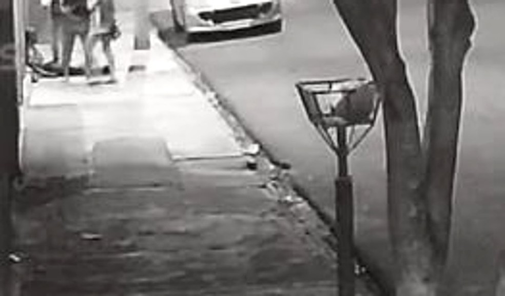 Servente David Francisco de Souza morreu na calçada da Rua Treze de Maio, no centro de Pirajuí — Foto: Reprodução/Câmeras de segurança
