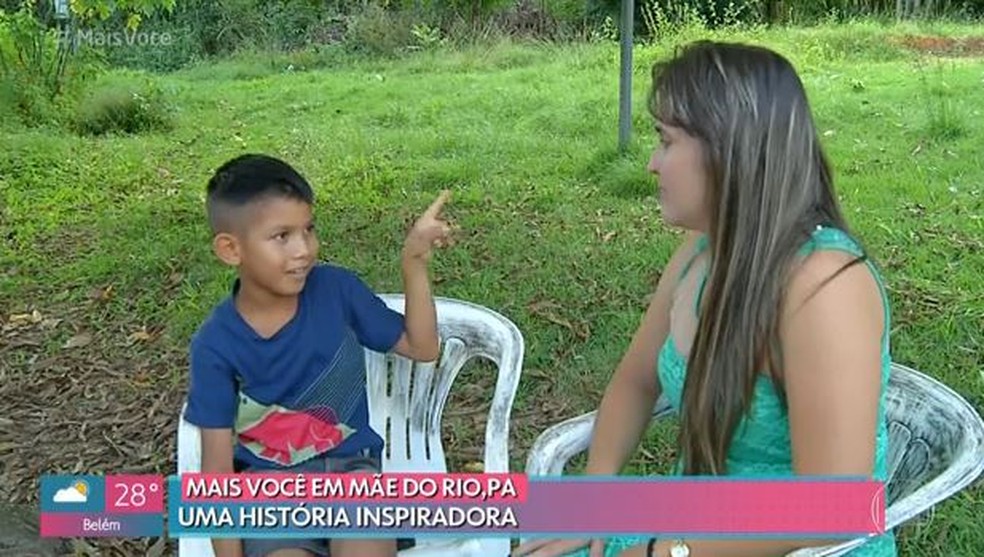 Professora aprende Libras para incluir aluno deficiente auditivo â Foto: TV Globo