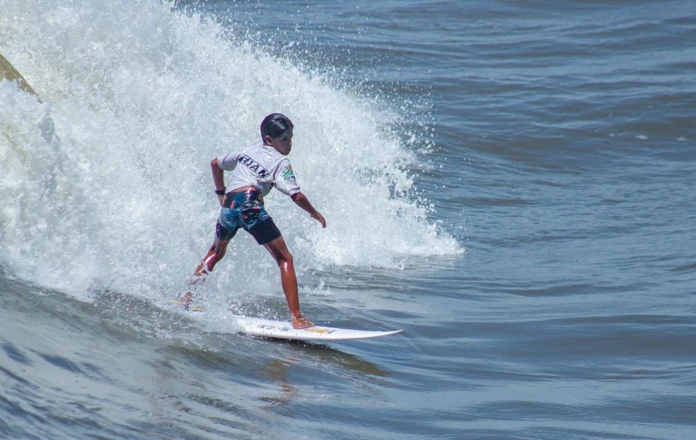 Bernardo, que salvou bebê que estava se afogava, participa do projeto Surf Escola desde 2021 — Foto: Arquivo Pessoal