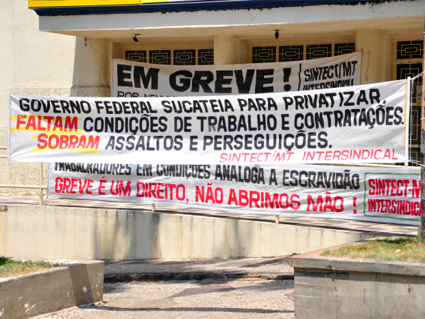 Faixa coloca na frente de agência anuncia greve (Foto: Nathalia Lorentz/ G1)
