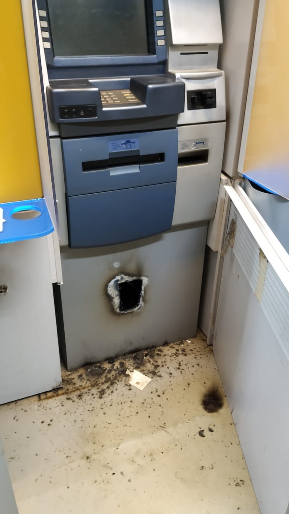 Criminosos utilizaram um maçarico para retirar o dinheiro que estava em um dos caixas eletrônicos — Foto: Reprodução/TV Mirante