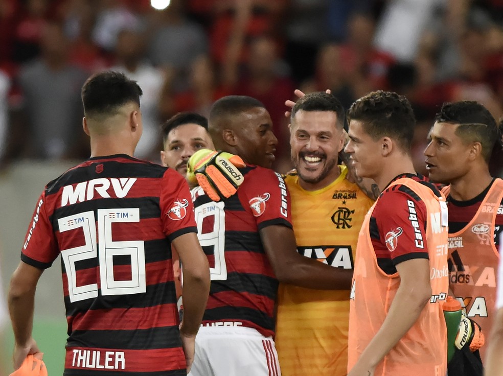 Depois do jogo, o goleiro foi abraçado por todo mundo (Foto: André Durão/GloboEsporte.com)