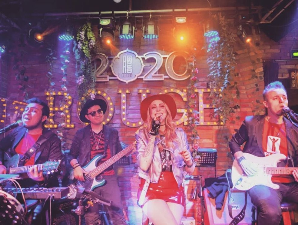 Banda deixou país asiático após sete meses pela falta de emprego no ramo do entretenimento — Foto: Facebook/Reprodução