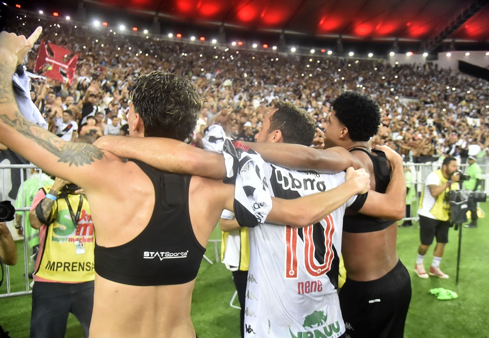 Jogadores do Vasco comemoram com torcida no Maracanã — Foto: André Durão