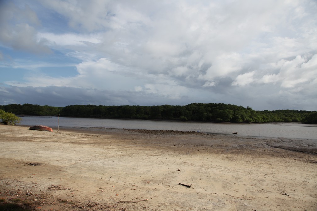 Fora do período chuvoso, uma parte do Porto da Salina fica com aparência de praia — Foto: Rafael Cardoso/G1 Maranhão