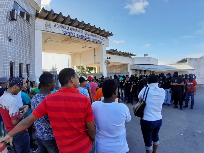 Agentes penitenciários fazem manifestação na frente do Complexo Penitenciário de Salvador, no bairro da Mata Escura — Foto: Raphael Marques/TV Bahia
