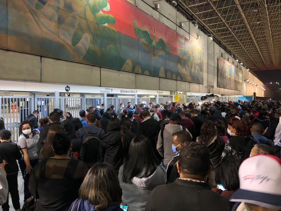Passageiros ficam aglomerações na estação Corinthians/Itaquera da Linha 3-Vermelha que amanheceu fechada nesta terça — Foto: TV Globo