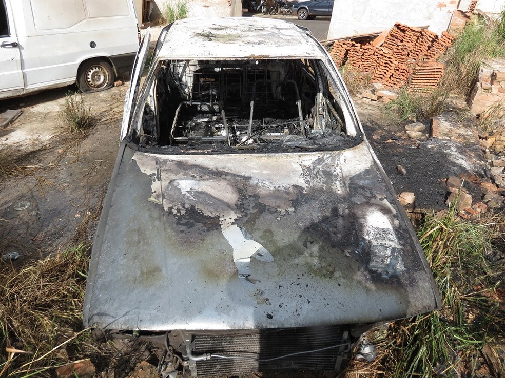 Carro foi destruído pelo fogo em Dracena — Foto: Jorge Zanoni/Cedida
