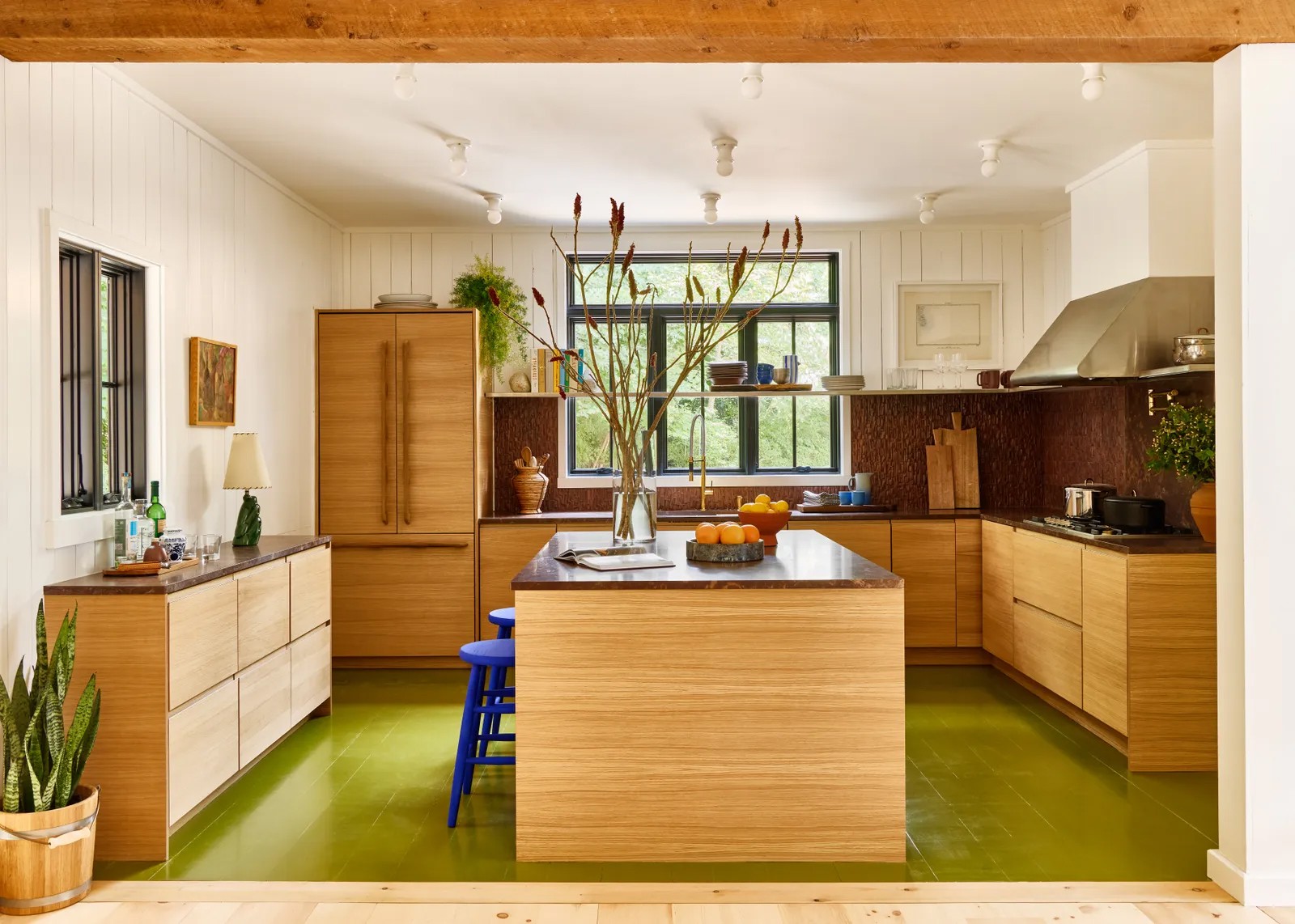 Uma cozinha verde-abacate – um item básico da década de 1970 – ganha um toque moderno graças a Robert McKinley, do Studio Robert McKinley. Foto: Read McKendree (Foto: Reprodução/ Read McKendree)