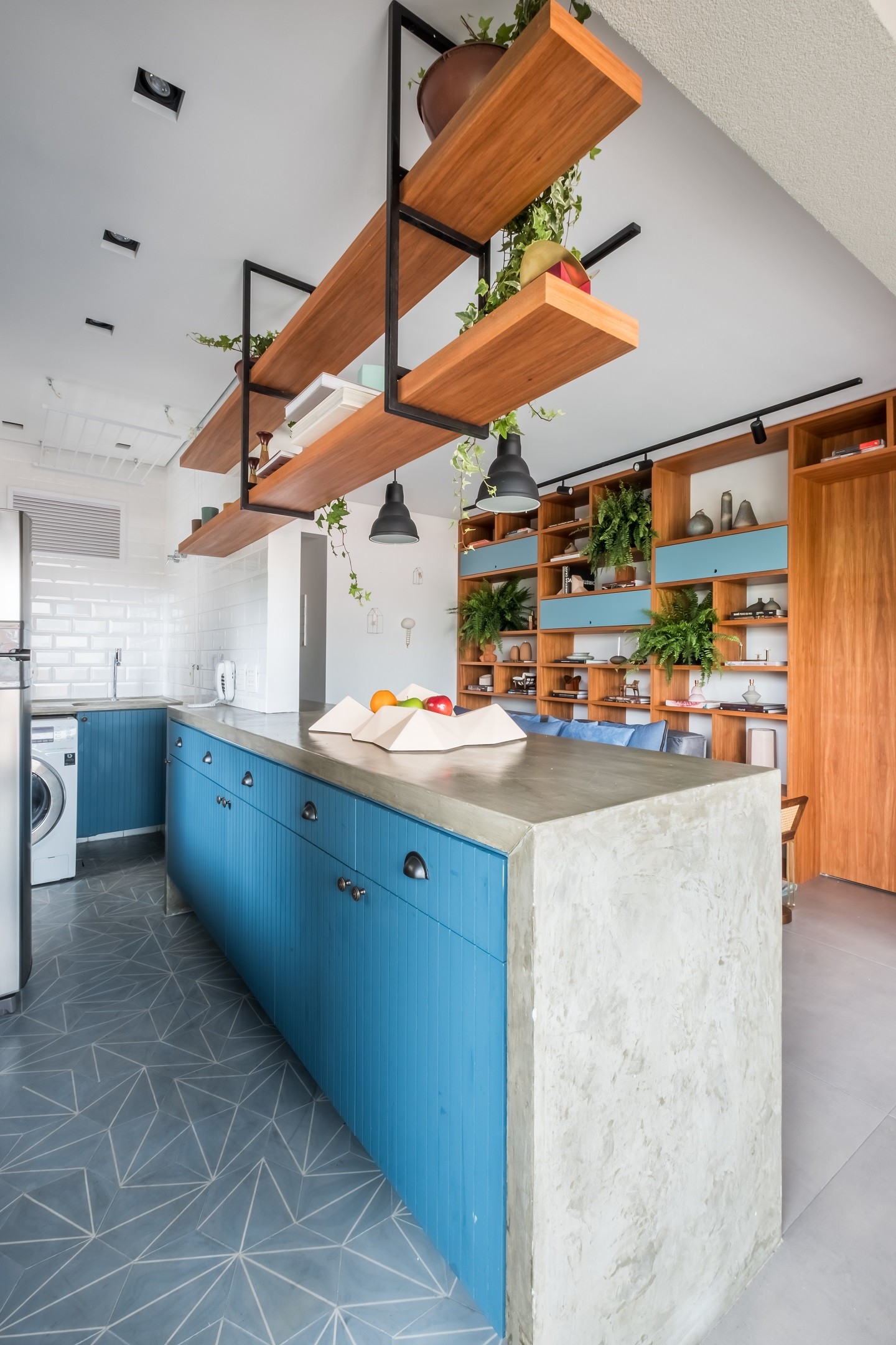 Décor do dia: cozinha integrada azul com piso geométrico (Foto: Nathalie Artaxo)