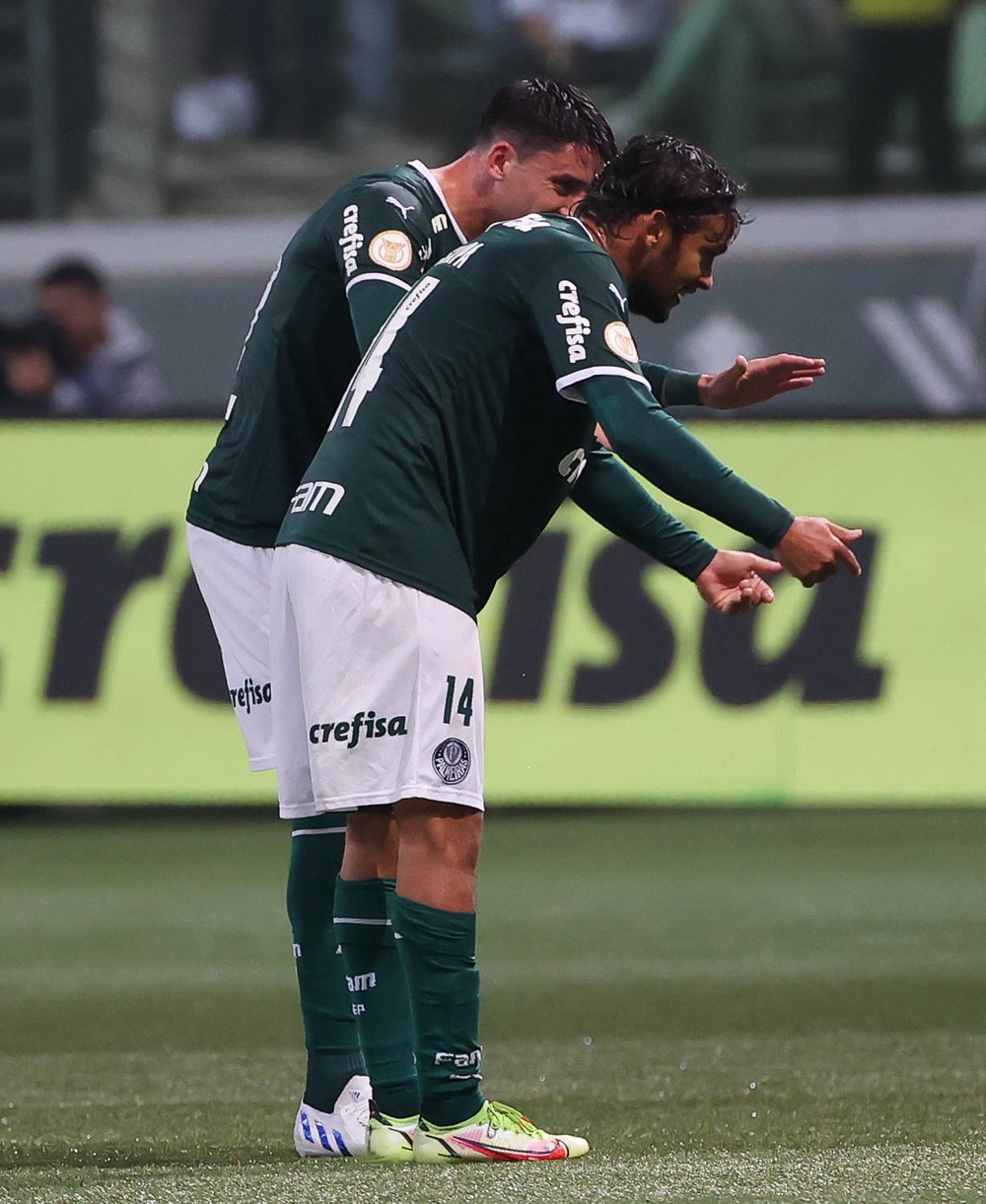 Piquerez lança hashtag pela permanência de Scarpa e brinca com o jogador: 