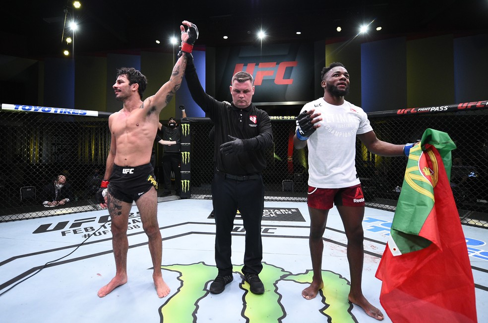 Alexandre Pantoja festeja enquanto Manel Kape se mostra inconformado no UFC Overeem x Volkov — Foto: Getty Images