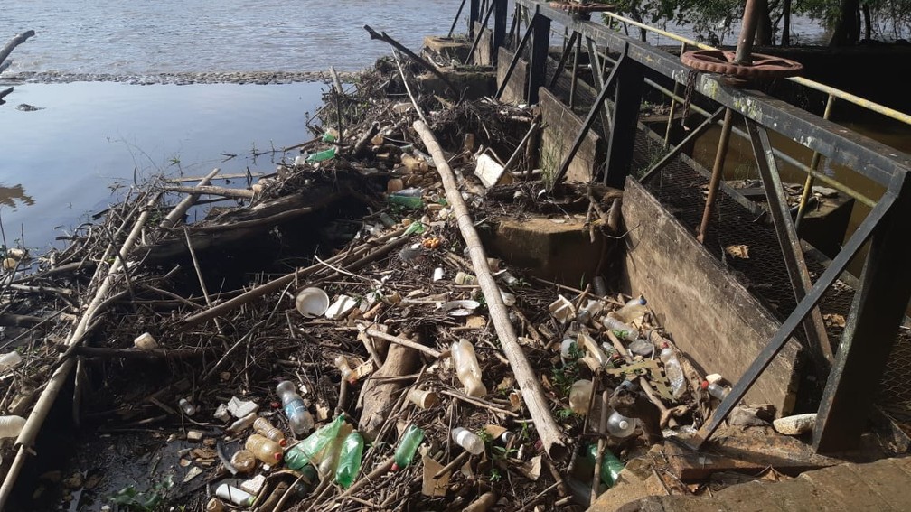 Acúmulo de lixo no canal que forma a cachoeira artificial tem impedido o fluxo da água em Piracicaba — Foto: Edijan Del Santo/EPTV