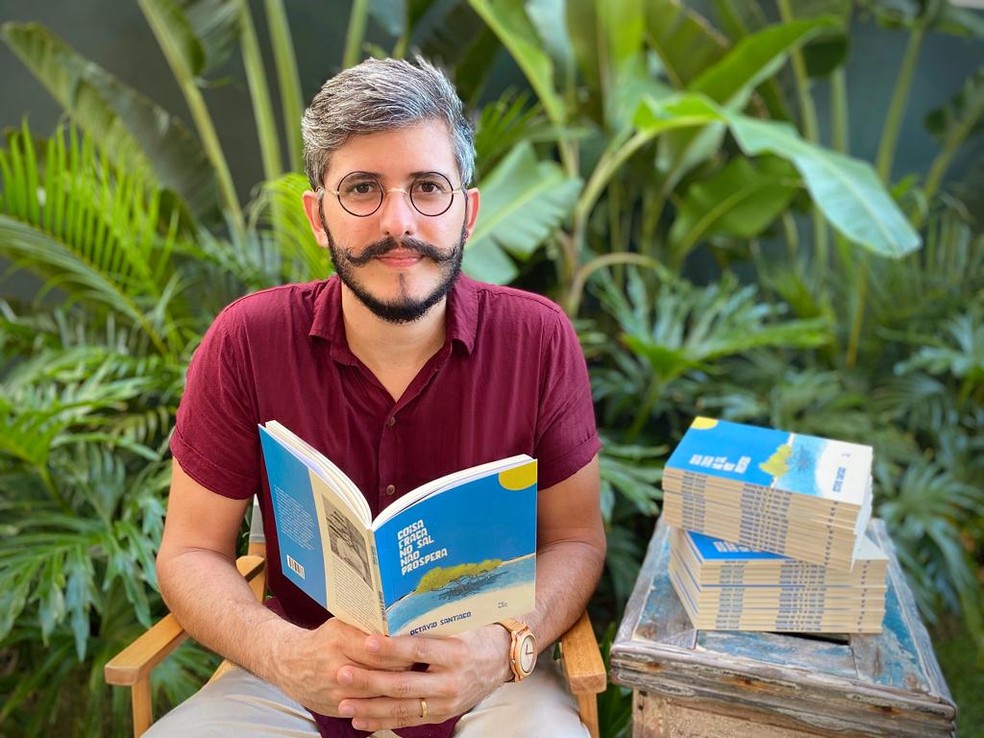 Jornalista potiguar Octávio Santiago com seu livro — Foto: Divulgação