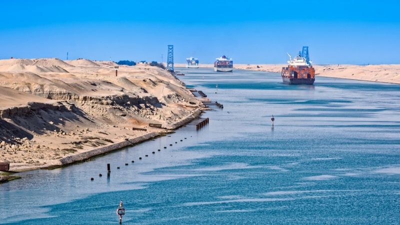 Expansão do Canal de Suez deve terminar em julho de 2023, diz presidente de órgão responsável