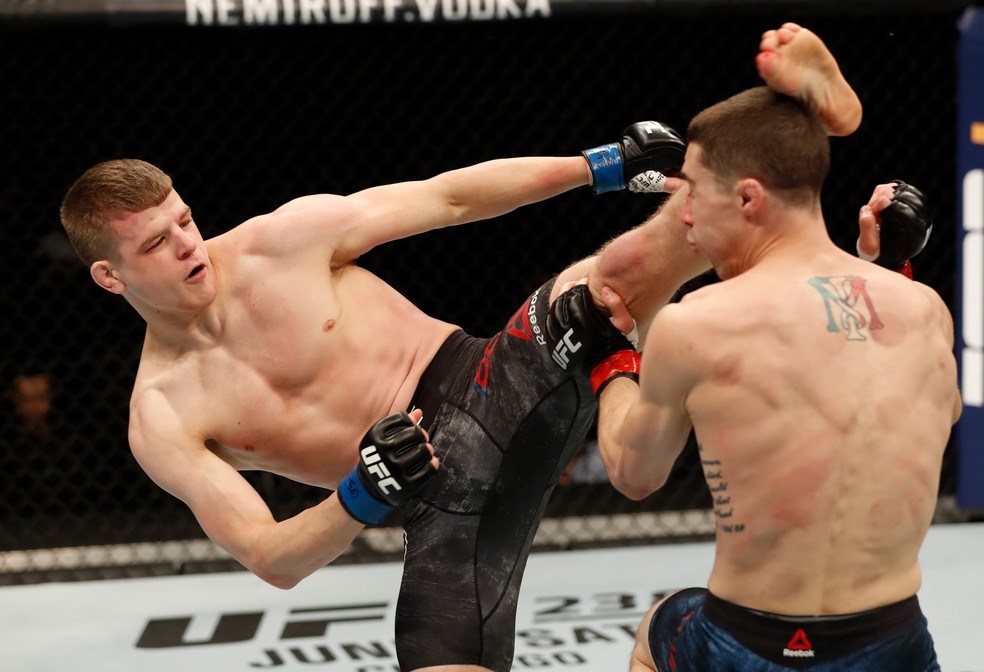 Grant Dawson acerta chute alto em Mike Trizano na sua vitÃ³ria no UFC Rochester â?? Foto: Getty Images