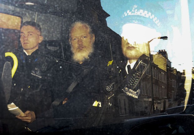 Julian Assange foi preso na embaixada do Equador em Londres (Foto: REUTERS/Henry Nicholls)