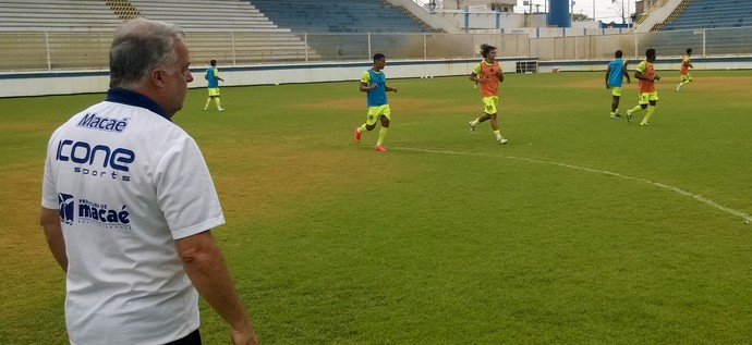 Chateado com ausência de trio, Josué indica Aloísio no lugar de Eberson