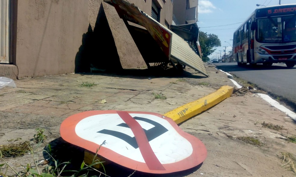 Além do ponto de ônibus, caminhão também derrubou um poste de sinalização da avenida — Foto: Bob Rodrigues/TV TEM