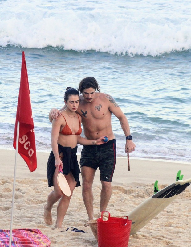 Romulo Arantes Neto e Mari Saad em praia carioca (Foto: Daniel Delmiro/AgNews)