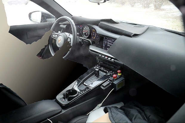 Novo Porsche 911 flagrado em testes (Foto: Automedia)