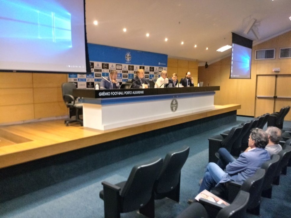 Reunião no Conselho Deliberativo do Grêmio (Foto: Julio Cesar Santos )