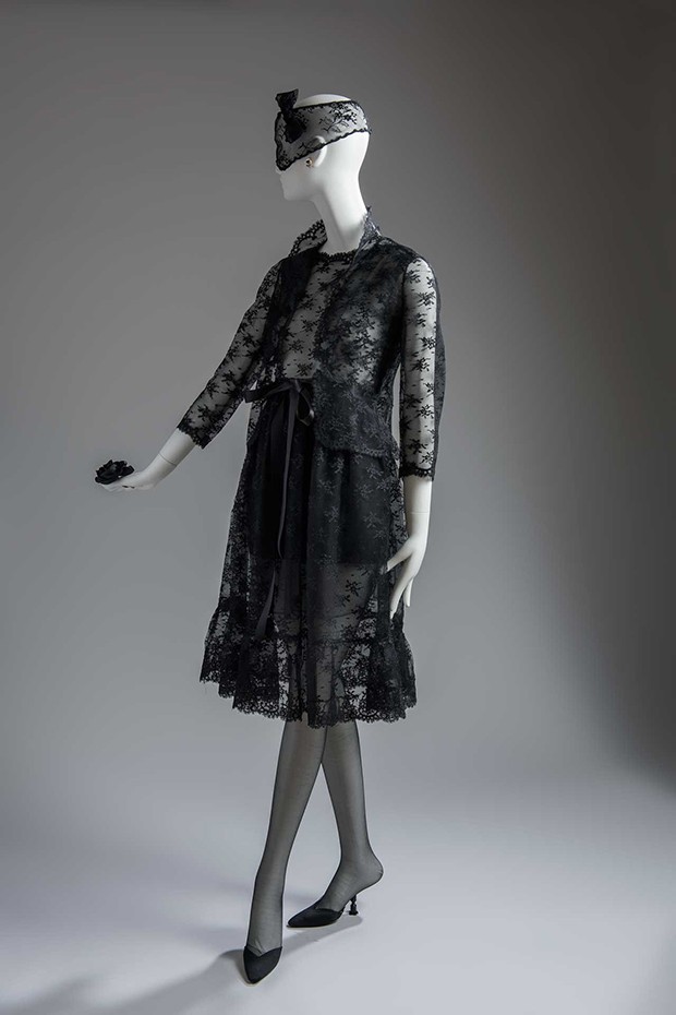 A Givenchy cocktail ensemble, comprising dress and jacket in Chantilly lace, worn by Audrey Hepburn in William Wyler's How to Steal a Million, 1968 (Foto: GIVENCHY. PHOTO BY LUC CASTEL)