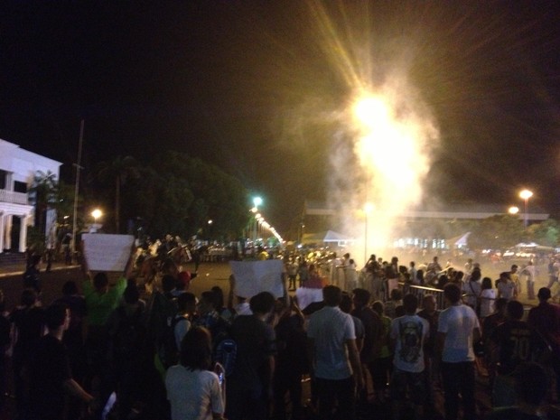Momento em que a PM lançou bombas de efeito moral para afastar manifestantes (Foto: Tiago Turcatel/ divulgação)