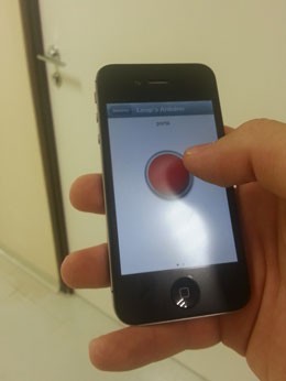 Estudante mostra funcionamento de aplicativo que abre portas (Foto: Raquel Morais/G1)