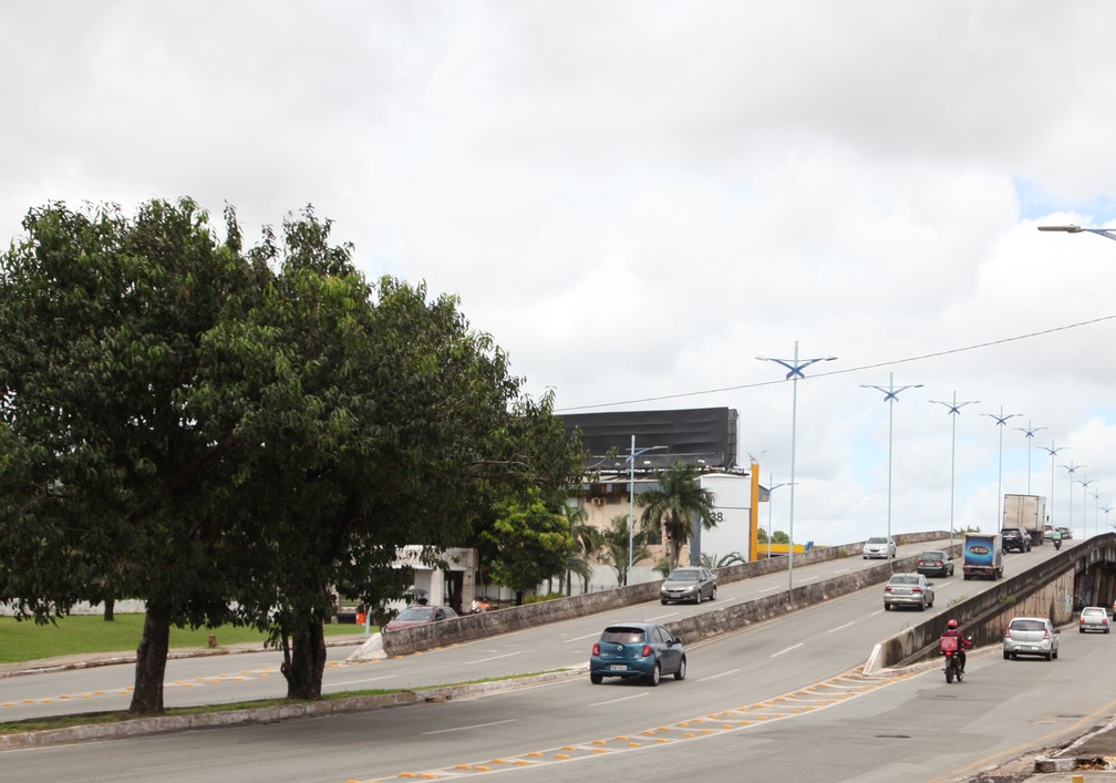 ANTES | SÃO LUÍS (MA) - Elevado da Cohama registra movimentação de veículos na segunda-feira (4), véspera do 'lockdown'. — Foto: Rafaelle Fróes/G1 MA