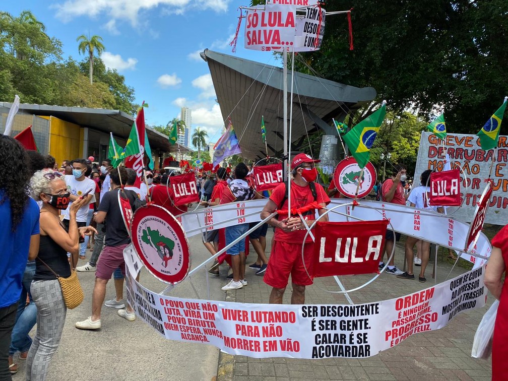 Manifestante usa estrutura para manter o distanciamento social, em protesto contra o governo Bolsonaro, no Recife, neste sábado (24) — Foto: Priscilla Aguiar/G1