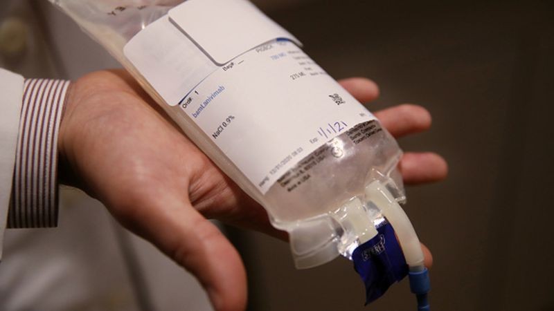 Médicos sugerem que anticorpos monoclonais poderiam ser comprados em maior quantidade pelo Ministério da Saúde, o que diminuiria o preço (Foto: Getty Images via BBC News)