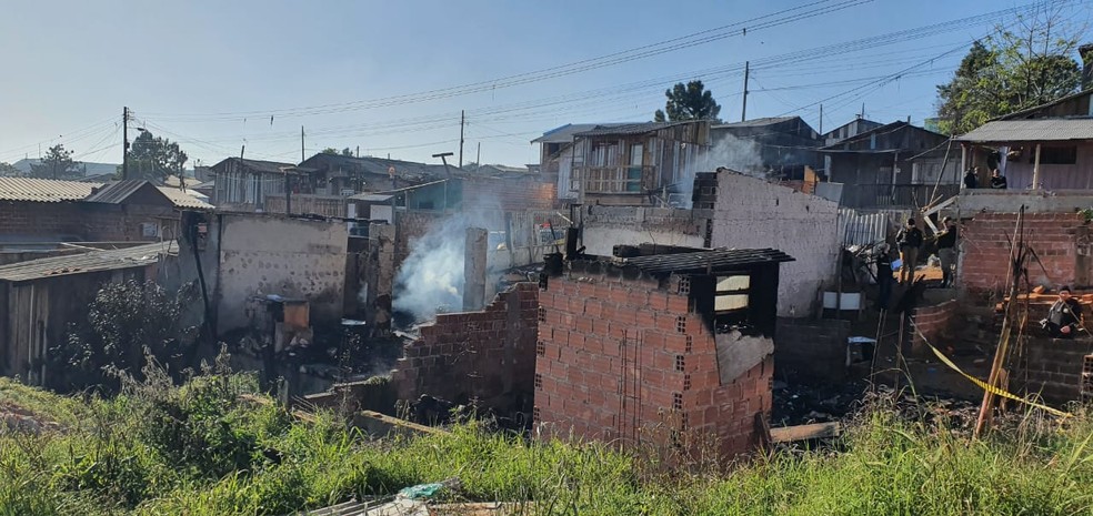 Mulher morre após incêndio destruir duas casas em Curitiba — Foto: Victor Hugo Bittencourt/RPC