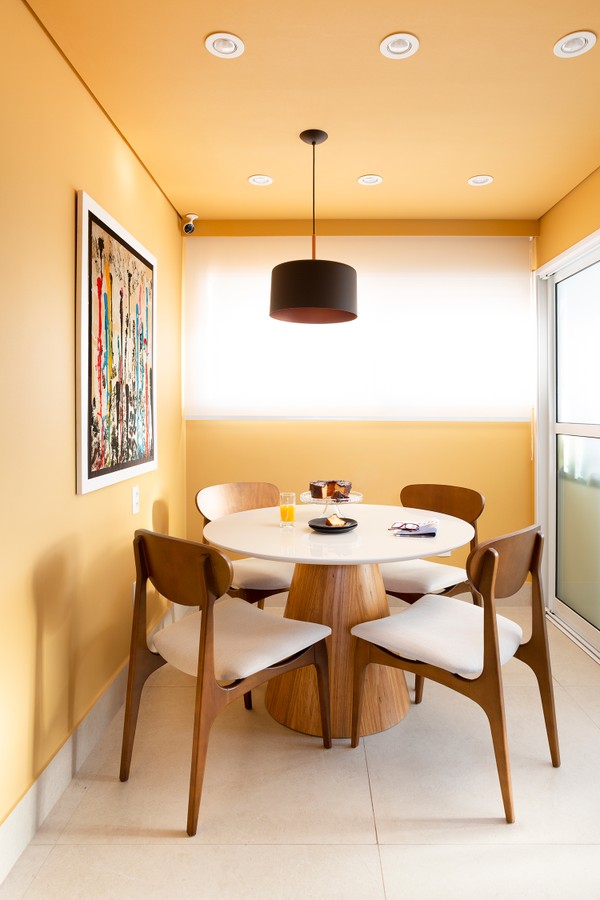Apartamento com 170 m² tem varanda generosa e décor colorido (Foto: Julia Ribeiro)