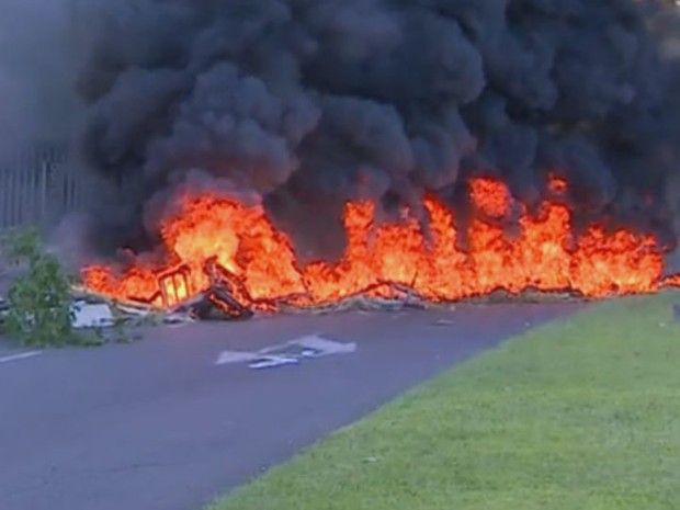 Manifestantes atearam fogo em pneus (Foto: RBS TV/Reprodução)