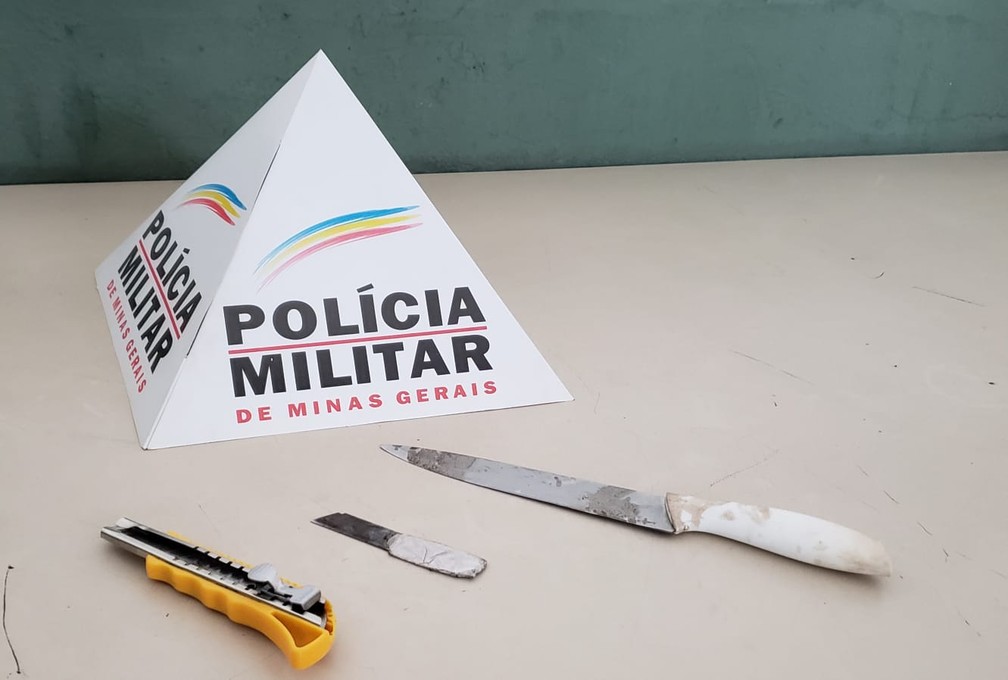 A faca usada no crime (cabo branco) e outras armas foram encontradas com o suspeito — Foto: Danilo Girundi/TV Globo