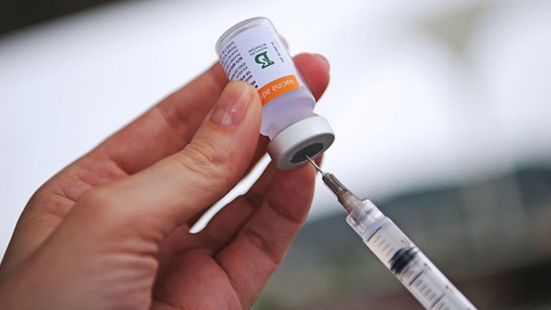 A CoronaVac pode ser a primeira vacina a ficar disponível para crianças de 3 a 5 anos no Brasil (Foto: Getty Images via BBC News)