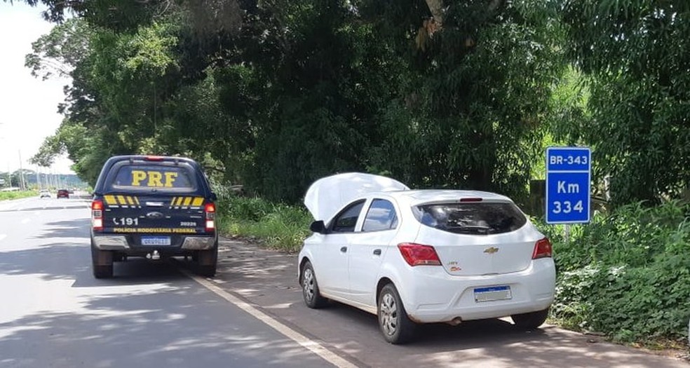 Polícia resgata galos de rinha e apreende drogas dentro de carro roubado em Teresina  — Foto: Divulgação/PRF-PI