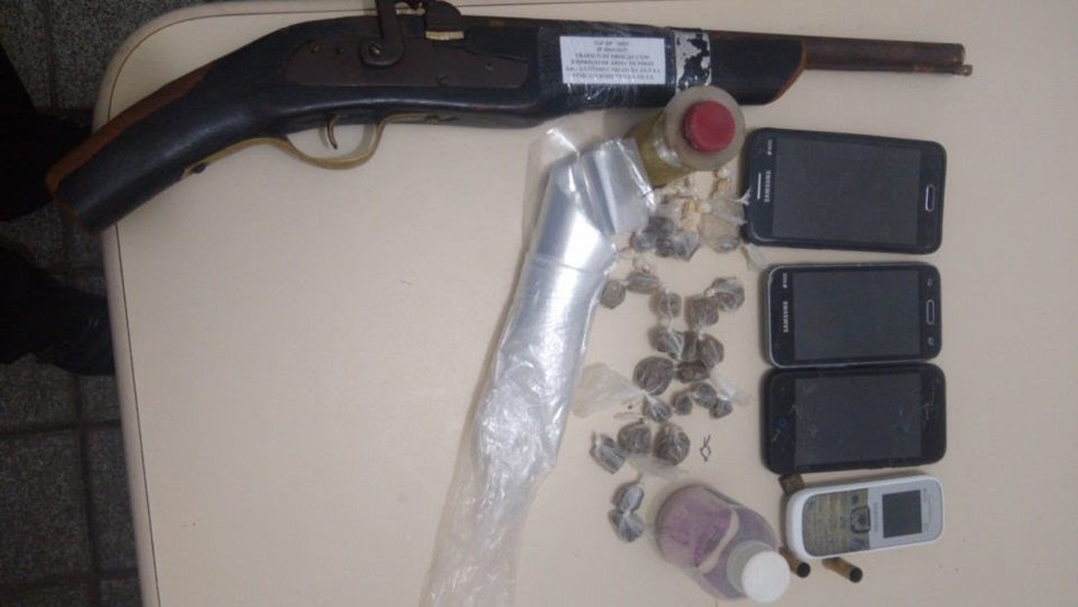 Arma e drogas que estava em posse dos presos foi encaminhada para delegacia regional de UniÃ£o dos Palmares â Foto: DivugaÃ§Ã£o/PolÃ­cia Civil