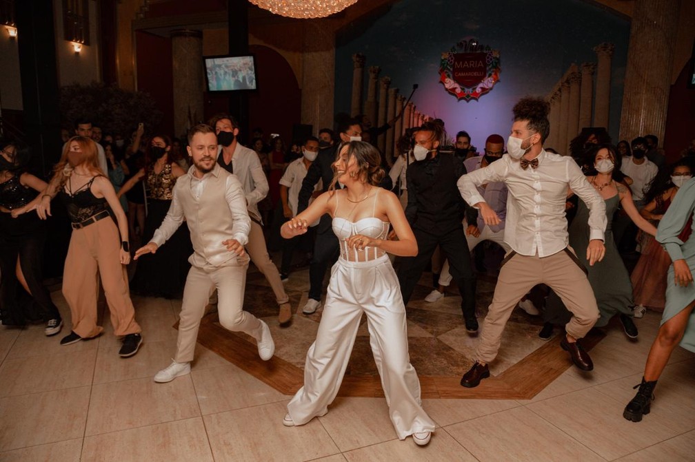 A "valsa" dos noivos foi ao som de muito hip hop, em Betim, na Grande BH — Foto: Andressa Álvares
