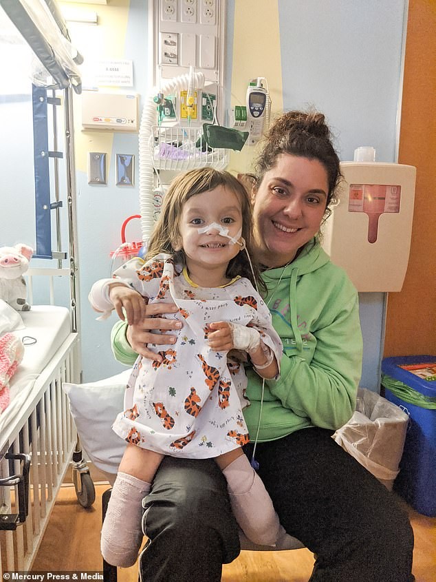 Mãe revela que filha teve que amputar as duas pernas por causa de meningite (Foto: Arquivo Pessoal)