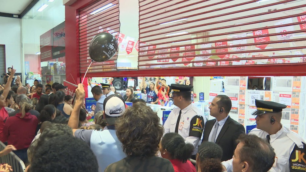 Consumidores aguardam a abertura de lojas em shopping em Brasília na madrugada desta sexta-feira (29). — Foto: TV Globo/Reprodução