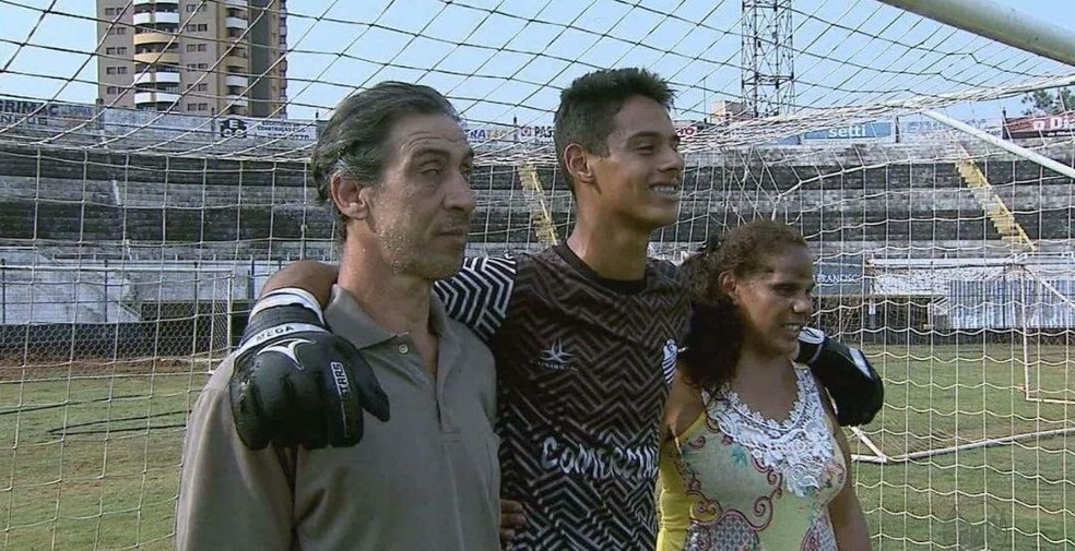 Pais acompanham o atleta nos jogos do Comercial   (Foto: (Foto: Arquivo pessoal))