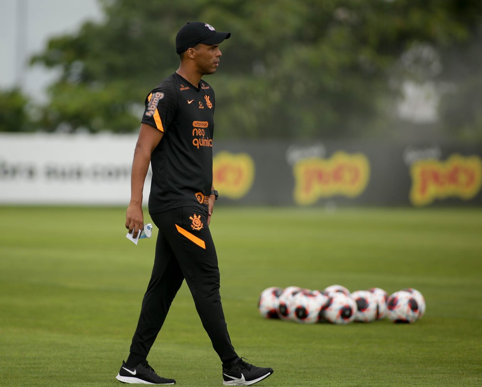 Fernando Lázaro ensaiou carreira como jogador e dividiu base com atletas de sucesso no Corinthians