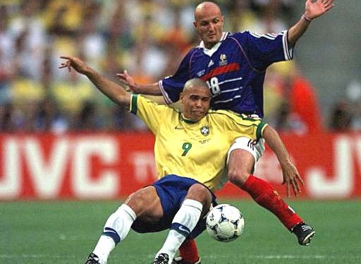 Ronaldo disputa bola contra Lebouef na Copa de 1998 (Foto: Reprodução)