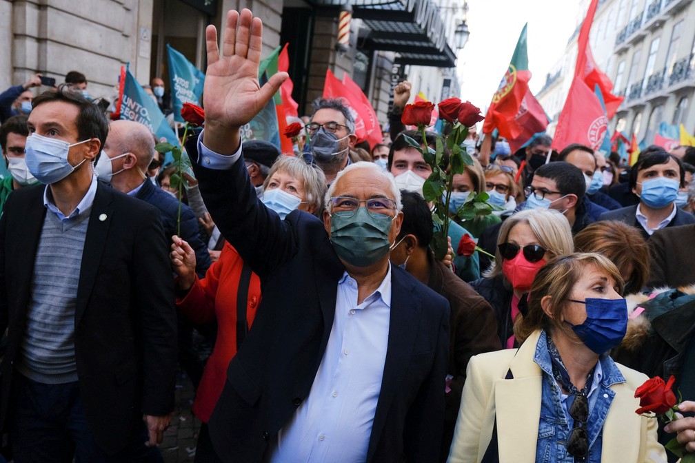 O primeiro-ministro de Portugal e secretário-geral do Partido Socialista (PS) António Costa acena durante um comício de campanha para as eleições antecipadas, em Lisboa, na sexta-feira (28)    — Foto: Pedro Nunes/Reuters