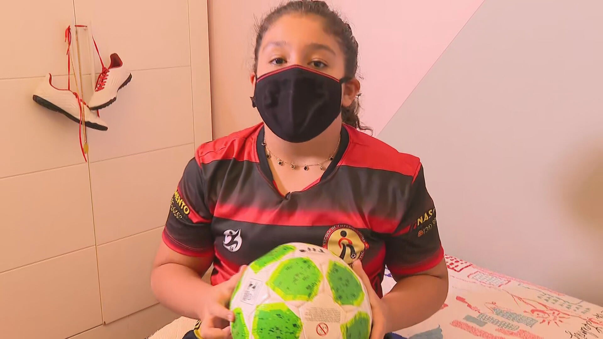 Jogadoras da Seleção Brasileira mandam mensagens para menina impedida de jogar futebol em torneio da escola em BH