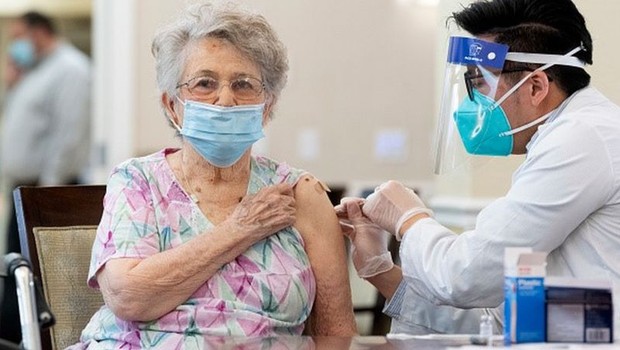 BBC- Existem pelo menos quatro fatores que ajudam a explicar a queda de proteção das vacinas entre os mais velhos (Foto: Getty Images via BBC News Brasil)