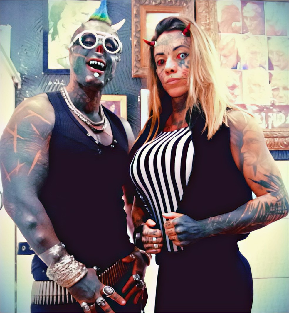 Diabão tem 85% do corpo tatuado, e Mulher demônia 65% — Foto: Arquivo pessoal