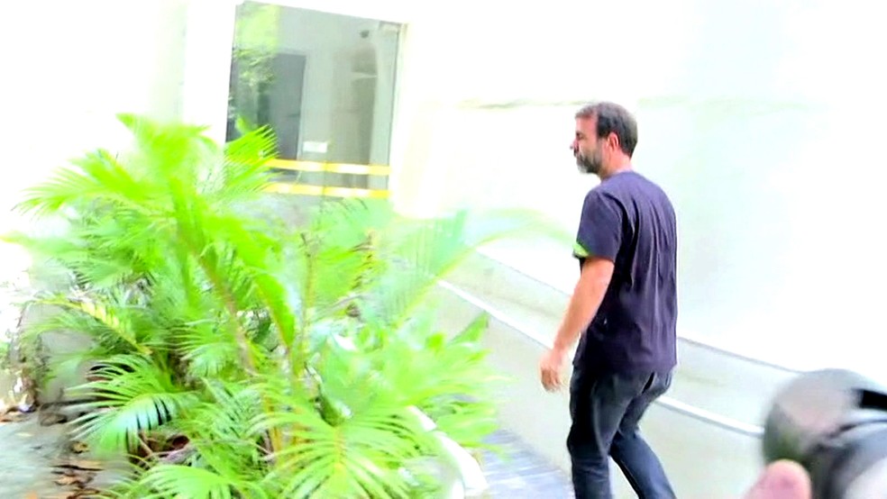 Deputado Marcelo Freixo chegou na Divisão de Homicídios para acompanhar depoimento da viúva de Marielle (Foto: Reprodução / GloboNews)